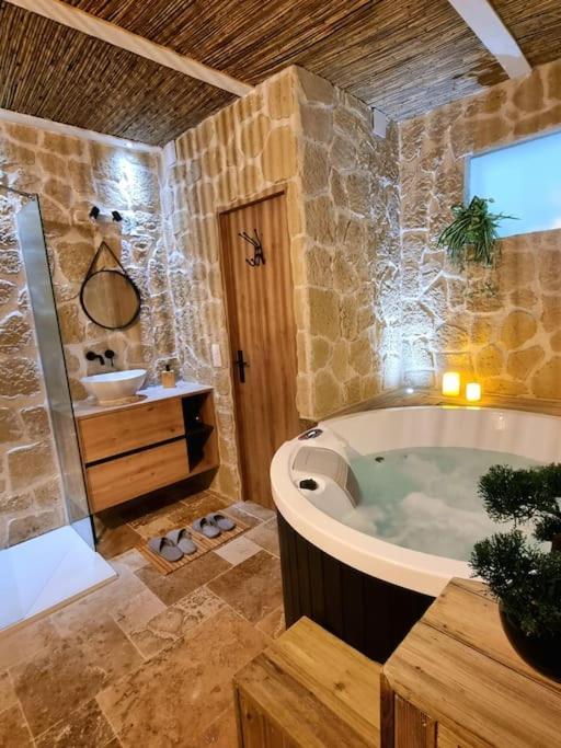 Les Spas De La Mer, Suite & Spa, Love Room, Plein Coeur Du Grau Le Grau-du-Roi Eksteriør bilde